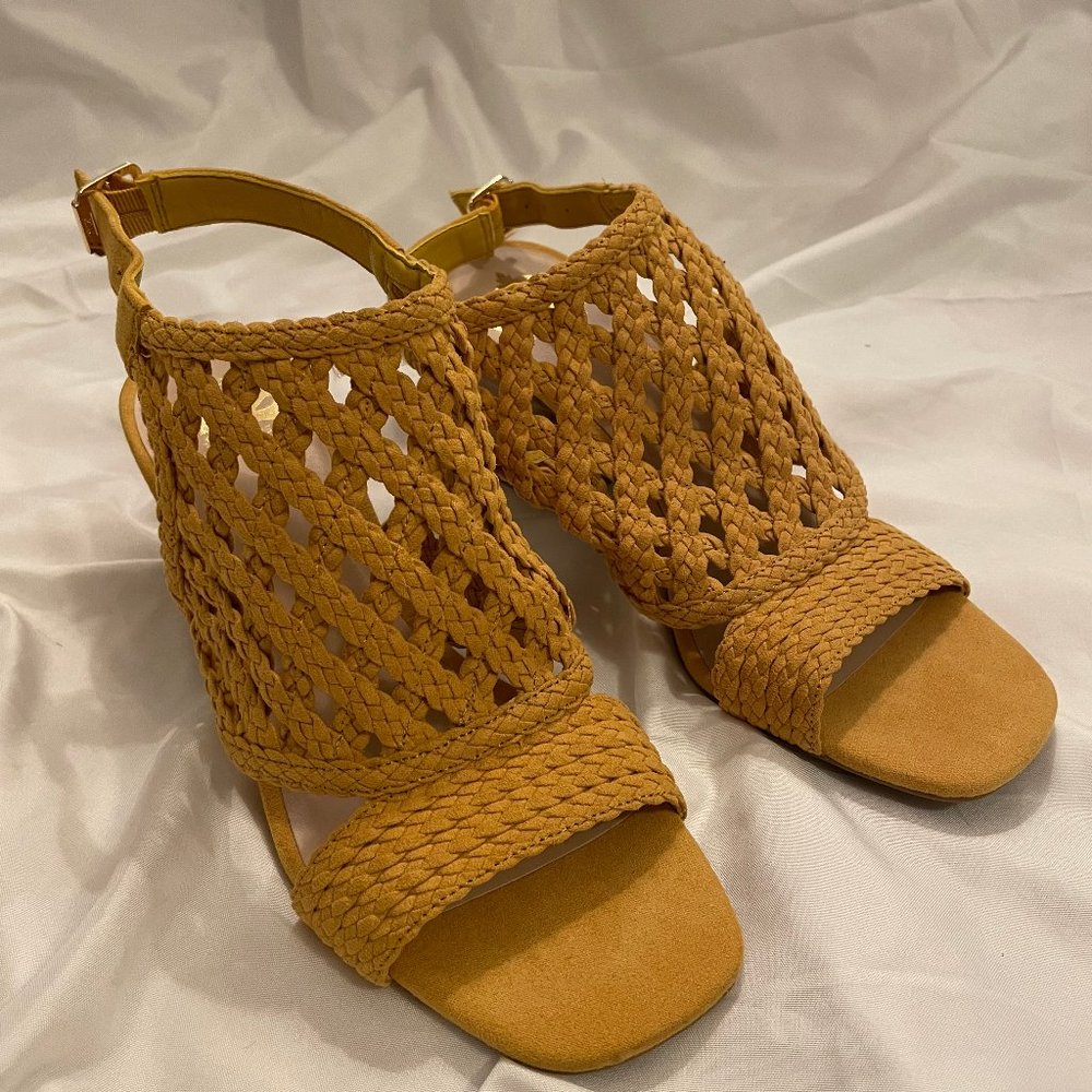 FERGALICIOUS Womens Yellow Woven Braided Viv Square Toe Block Heel Sandals